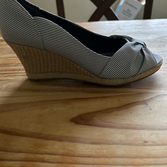 Slightly used blue and white fabric sandal - Picture 5 of 7